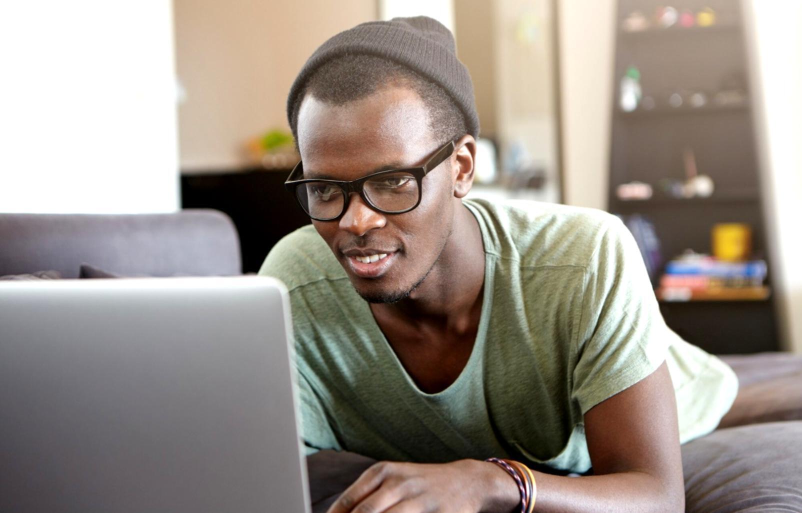 Espace de formation moderne avec étudiants travaillant sur des analyses financières
